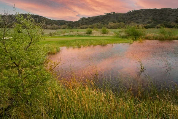 池のある美しいゴルフ場フェアウェイとグリーン — ストック写真