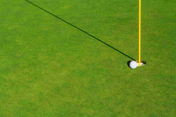 Close Golf Course Green Flag Pin Ball — Stock Photo, Image