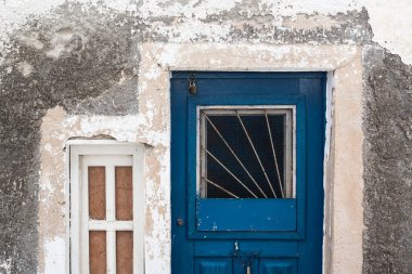 Santorini Adası 'ndaki Ev Duvarı, Kapı ve Pencerenin Soyutlanması.