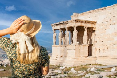 Athena Polias, Akropolis, Atina, Yunanistan 'ın Yankılanmasına veya Tapınağına Bakan Kadın