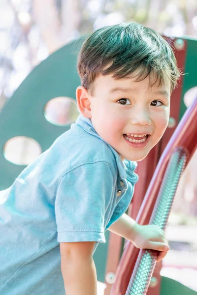 Chino Caucásico Chico Tener Divertido Patio Recreo — Foto de Stock