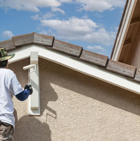 Resumo Pintor Profissional Usando Rolo Para Pintar Detalhes Casa — Fotografia de Stock