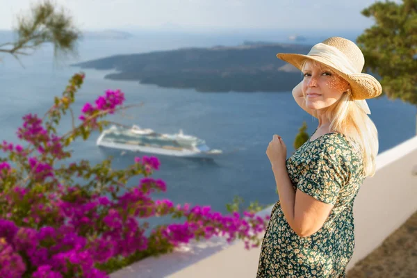 Çekici Kadın Turist Santorini Kıyısı Açıklarındaki Gemi Manzarasına Hayran — Stok fotoğraf