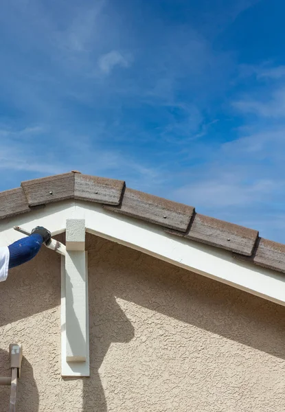 Resumo Pintor Profissional Usando Uma Escova Para Pintar Detalhes Casa — Fotografia de Stock