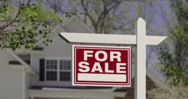 4k Pan and Zoom of Home For Selale Emlak Tabelası Yeni Ev önünde.