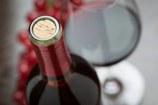 Frasco Vinho Abstrato Cortiça Vidro Uvas Vermelhas — Fotografia de Stock