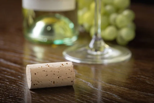 Corcho Vino Blanco Descanso Mesa Madera Cerca Uvas Botellas Vasos — Foto de Stock