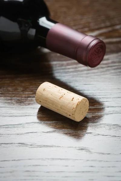 Wine Bottle Cork Reflective Wood Surface Abstract — Stock Photo, Image