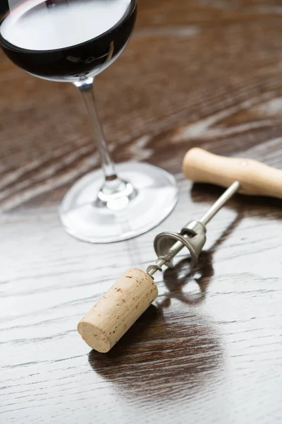 Аннотация Wine Glass Cork Corkscrew Laying Reflective Wood Surface — стоковое фото