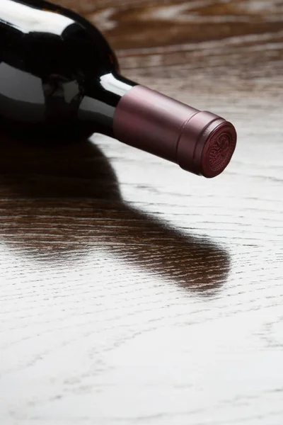 Kırmızı Şarap Şişe Bir Ahşap Yüzeyde Yatılıyor Beyazlaşarak — Stok fotoğraf