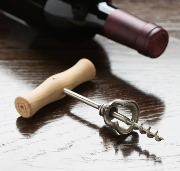 Abstract Wine Bottle Corkscrew Laying Reflective Wood Surface — Stock Photo, Image