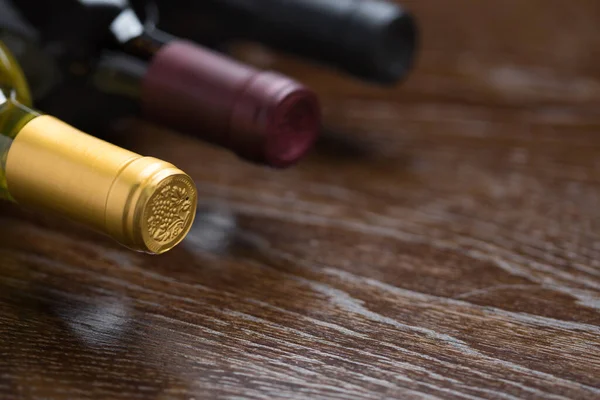 Różne Butelki Wina Refleksyjnej Powierzchni Drewna Streszczenie — Zdjęcie stockowe