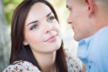 Parktaki Mutlu Kafkas Çiftler Portresi.