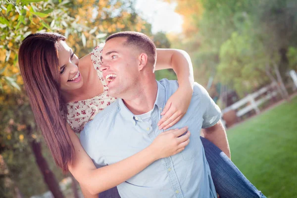 Felice Coppia Caucasica Romantica Cavalcando Nel Parco — Foto Stock