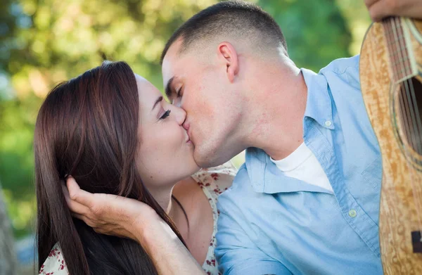 公園でのギターキスを持つ若い大人のカップル — ストック写真