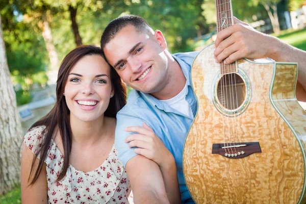 Retrato Pareja Jóvenes Adultos Con Guitarra Parque —  Fotos de Stock