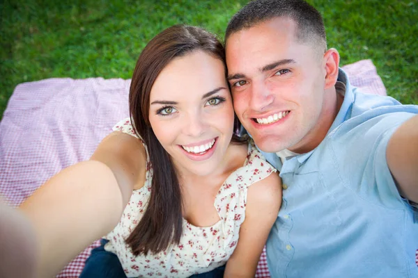 快乐的年轻白种人夫妇在公园里射箭自拍 — 图库照片