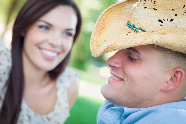 Lykkelig Romantisk Hvit Par Som Snakker Parken – stockfoto