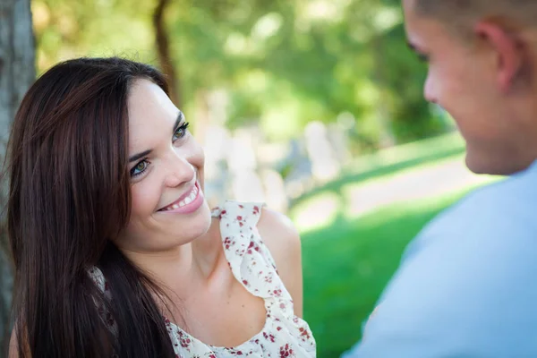 Feliz Casal Romântico Caucasiano Conversando Parque — Fotografia de Stock