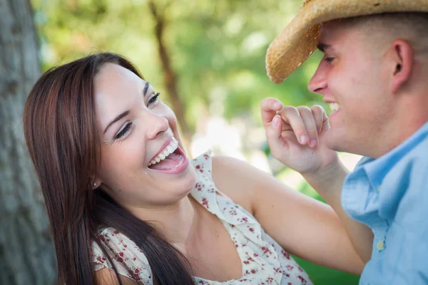 快乐浪漫的白种人情侣在公园里聊天 — 图库照片
