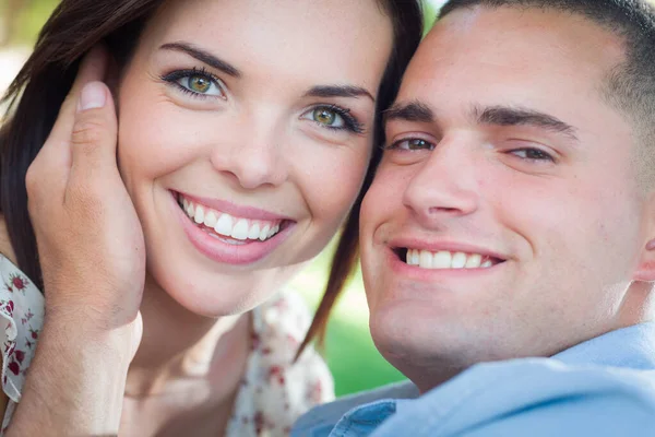 Feliz Romántico Pareja Caucásica Retrato Parque — Foto de Stock