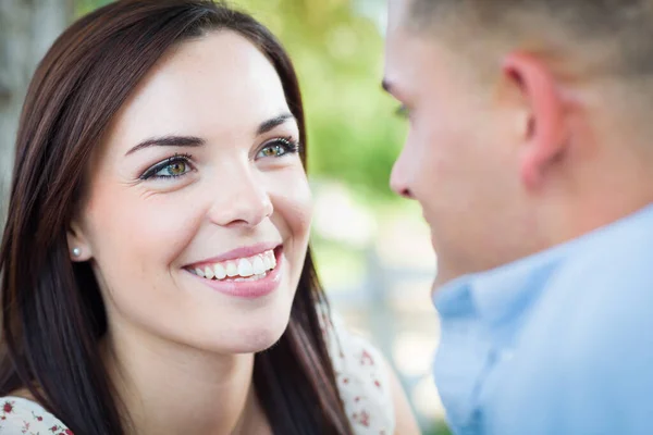 Feliz Romántico Pareja Caucásica Retrato Parque —  Fotos de Stock