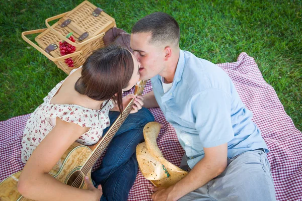 Jovem Casal Adulto Com Guitarra Beijos Parque — Fotografia de Stock