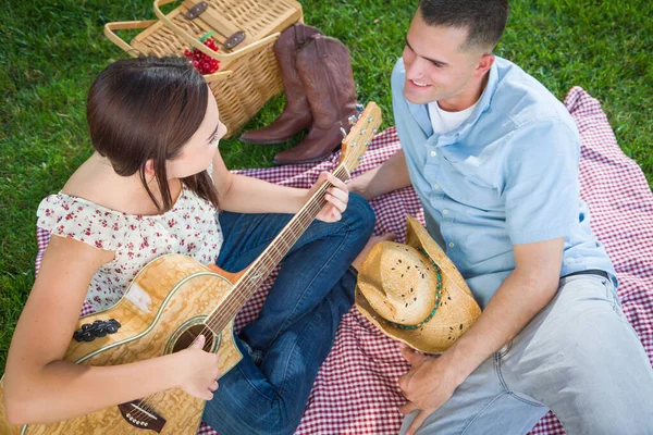 Jovem Menina Adulta Tocando Guitarra Com Namorado Parque — Fotografia de Stock