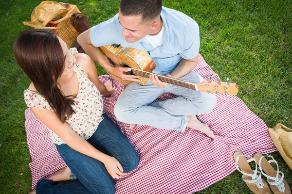 Fiatal Felnőtt Férfi Gitározik Barátnőjének Parkban — Stock Fotó