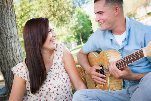 Giovane Uomo Adulto Suonare Chitarra Sua Ragazza Nel Parco — Foto Stock