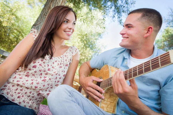 Jonge Volwassen Man Speelt Gitaar Voor Zijn Vriendin Het Park — Stockfoto