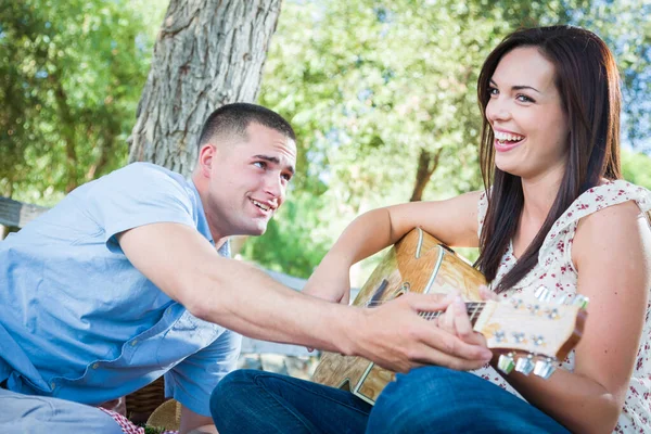 Jovem Adulto Homem Ensinando Namorada Como Jogar Guitarra Fora Parque — Fotografia de Stock