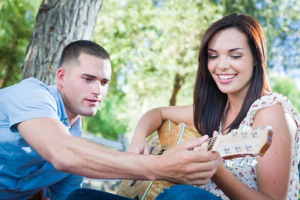 Jovem Adulto Homem Ensinando Namorada Como Jogar Guitarra Fora Parque — Fotografia de Stock