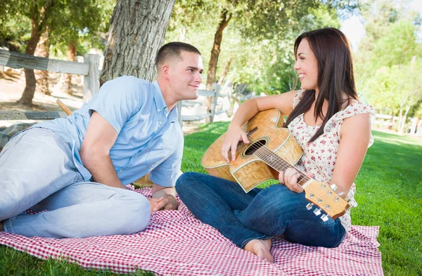 Jong Volwassen Meisje Spelen Gitaar Met Vriendje Het Park — Stockfoto