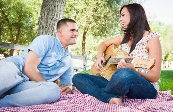 Ung Vuxen Flicka Spelar Gitarr Med Pojkvän Parken — Stockfoto