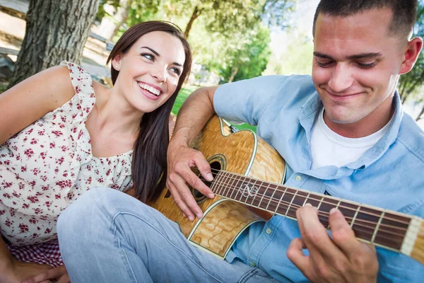 Genç Yetişkin Adam Parkta Kız Arkadaşı Için Gitar Çalıyor — Stok fotoğraf