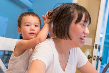 Melez Çinli ve Kafkasyalı Çocuk Çin Annesiyle İçerde Eğleniyor.