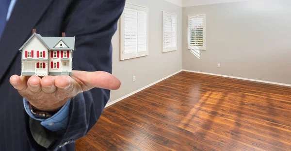 Makelaar Holding Model Home Iside Lege Kamer Van Het Nieuwe — Stockfoto