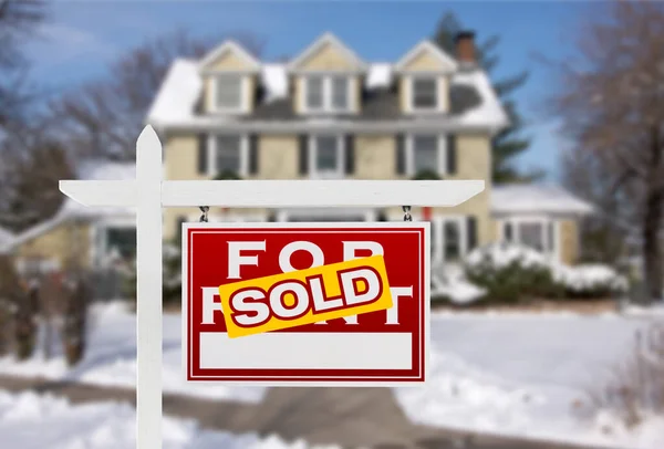 新しい雪に覆われた家の前で不動産を販売するための販売の家 — ストック写真