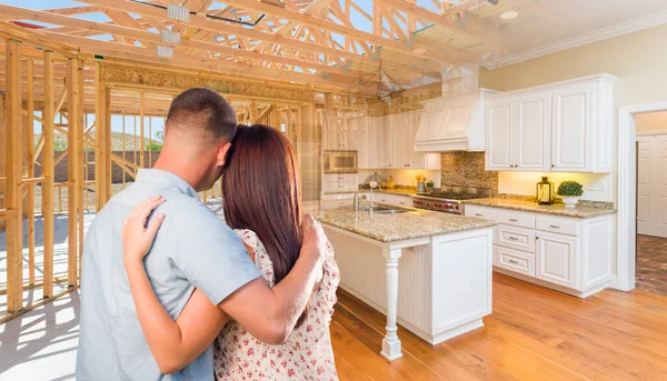 Casal Militar Jovem Enfrentando Construção Casa Enquadrando Gradating Construção Cozinha — Fotografia de Stock