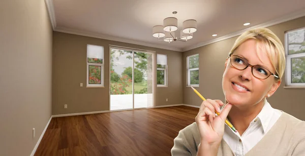 Mujer Creativa Con Lápiz Contemplando Habitación Vacía Casa —  Fotos de Stock