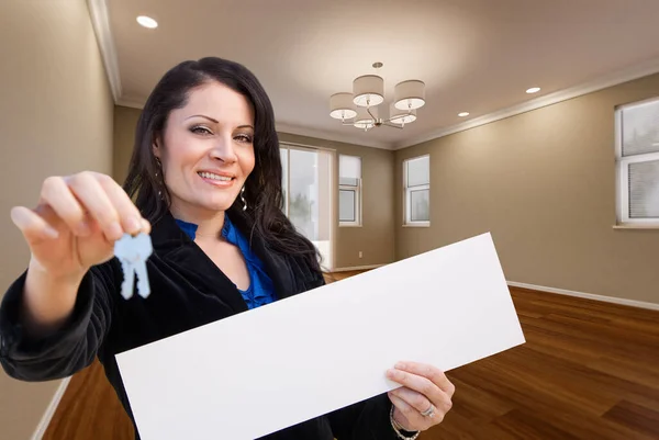 Mujer Hispana Con Llaves Casa Signo Blanco Habitación Vacía Casa — Foto de Stock