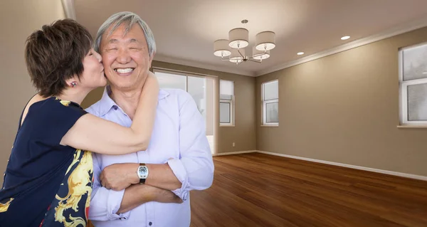 Twee Liefdevolle Chinese Senior Volwassenen Nieuwe Lege Kamer Van Het — Stockfoto