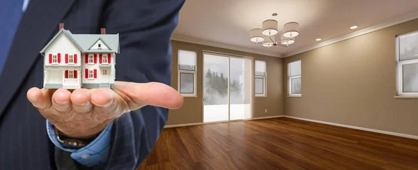 Makelaar Holding Model Home Nieuwe Kamer Van Het Huis — Stockfoto