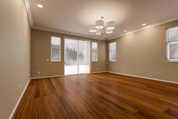 完成した木製の床 天井照明付きの家の新しく改装された部屋 — ストック写真