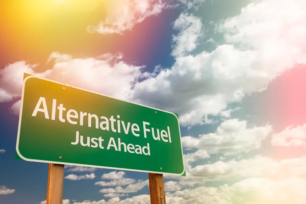 Alternatives Treibstoff Grünes Verkehrsschild Gegen Wolkenverhangenen Himmel — Stockfoto