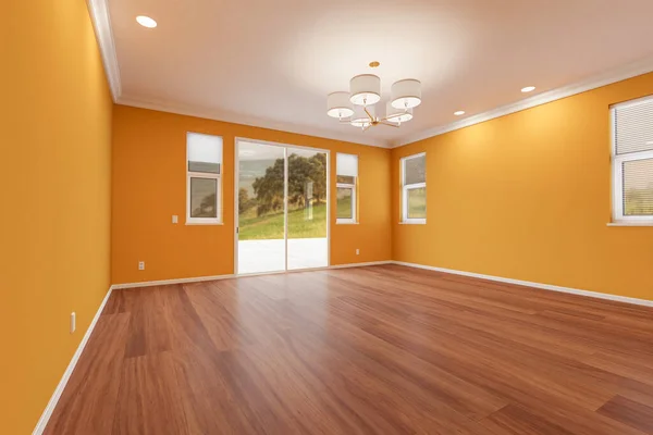 装修一新的房屋房间 有木地板 黄铜漆和天花板灯 — 图库照片