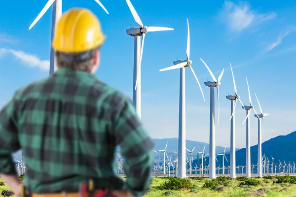 Männlicher Bauunternehmer Mit Werkzeuggürtel Und Hartem Hut Vor Alternativen Windkraftanlagen — Stockfoto