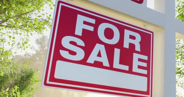 Vendido Para Venta Anuncio Inmobiliario Delante Propiedad — Vídeos de Stock