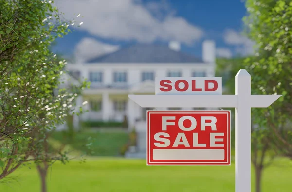 Продан Продажу Знак Недвижимости Перед Недвижимостью — стоковое фото
